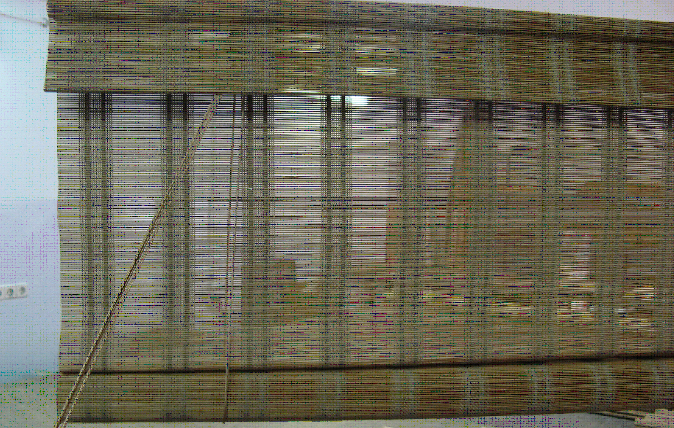 Сборка бамбуковой ролеты: так выглядит готовое изделие. Цепляем колокольчик.
